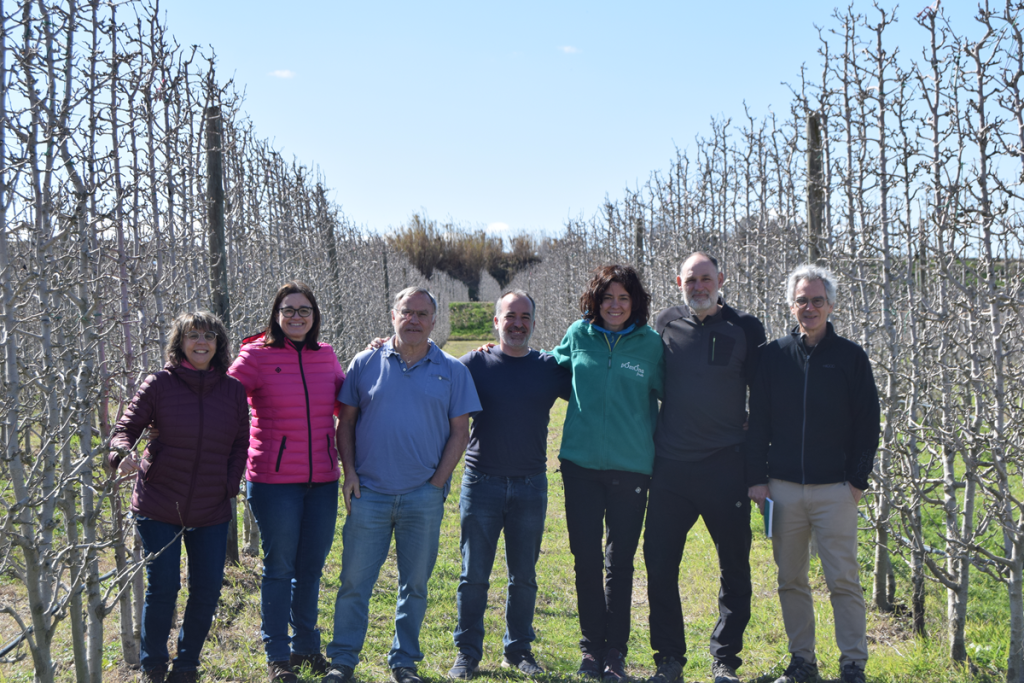 Pagesos de Pomona Fruits amb part dels equips científics investigadors del CREAF. Font: Gerard Gaya