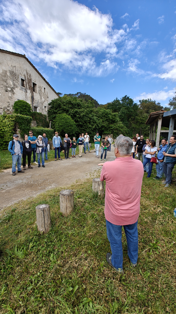 Més de 40 pagesos, tècnics i professors han assistit a la jornada de portes obertes per a aprendre sobre la pastura regenerativa. Font: Gerard Gaya