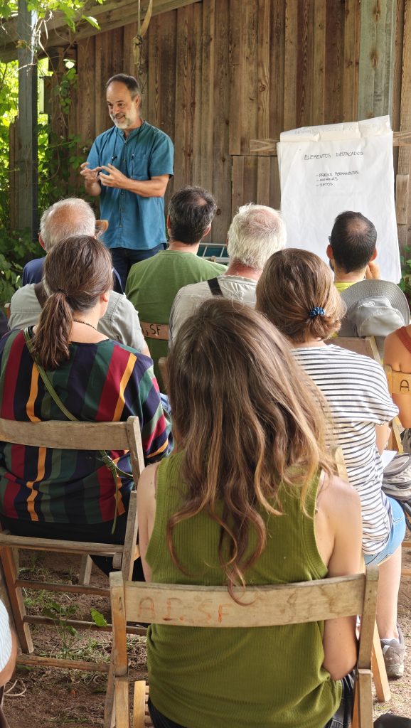 Marc Gràcia realizando las explicaciones introductorias de la jornada PATT sobre huerta regenerativa intensiva. Fuente: Gerard Gaya